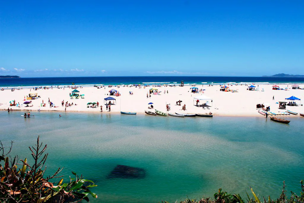 Travessia do Rio da Madre na Praia da Guarda do Embaú