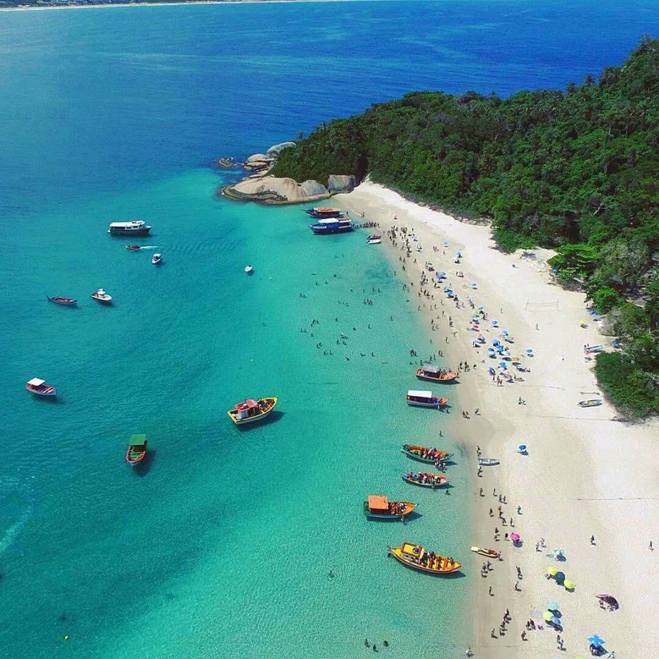 Praia de águas cristalinas na Ilha do Campeche em Florianópolis