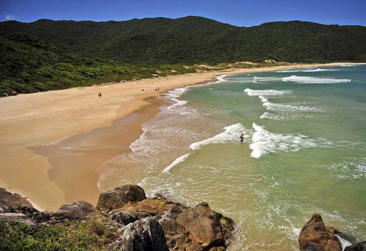 Trilha e vista panorâmica da Praia da Lagoinha do Leste em Florianópolis