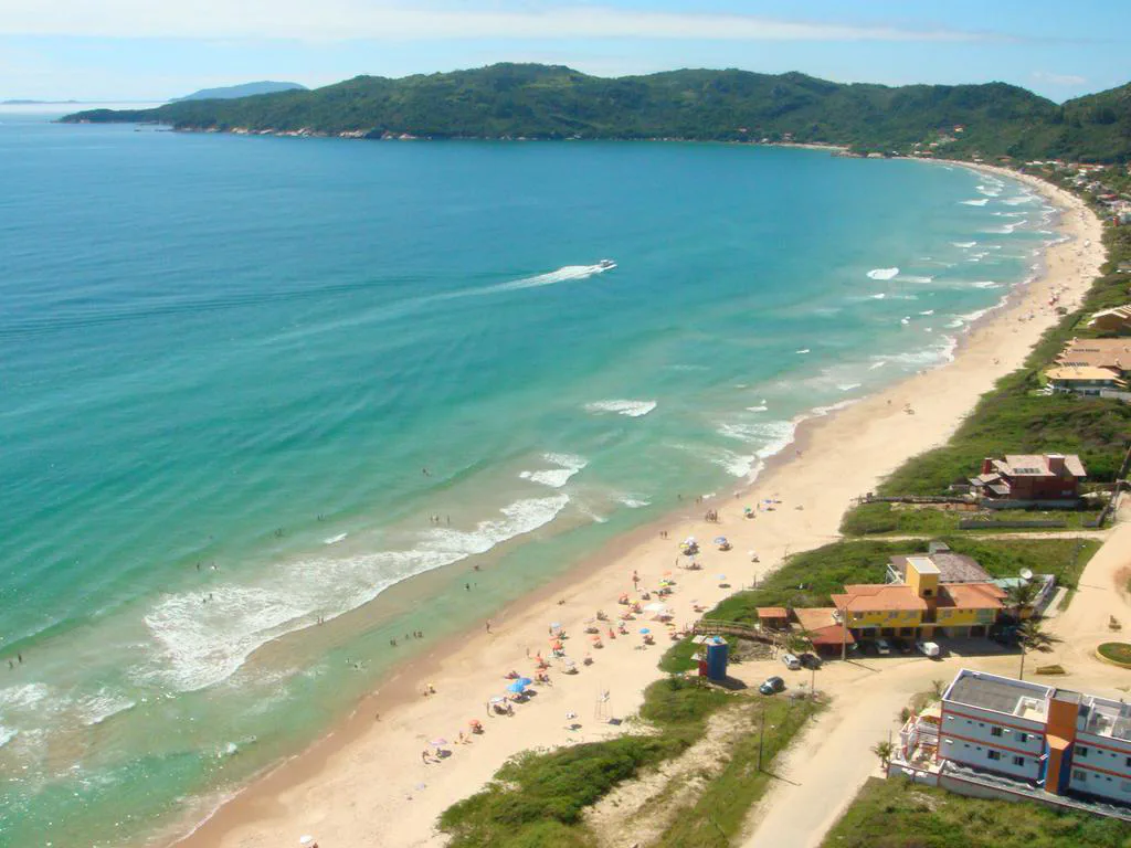 Praia de Mariscal com mar limpo e faixa de areia larga em Bombinhas
