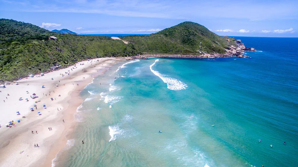 Vista panorâmica da Praia do Rosa em Imbituba