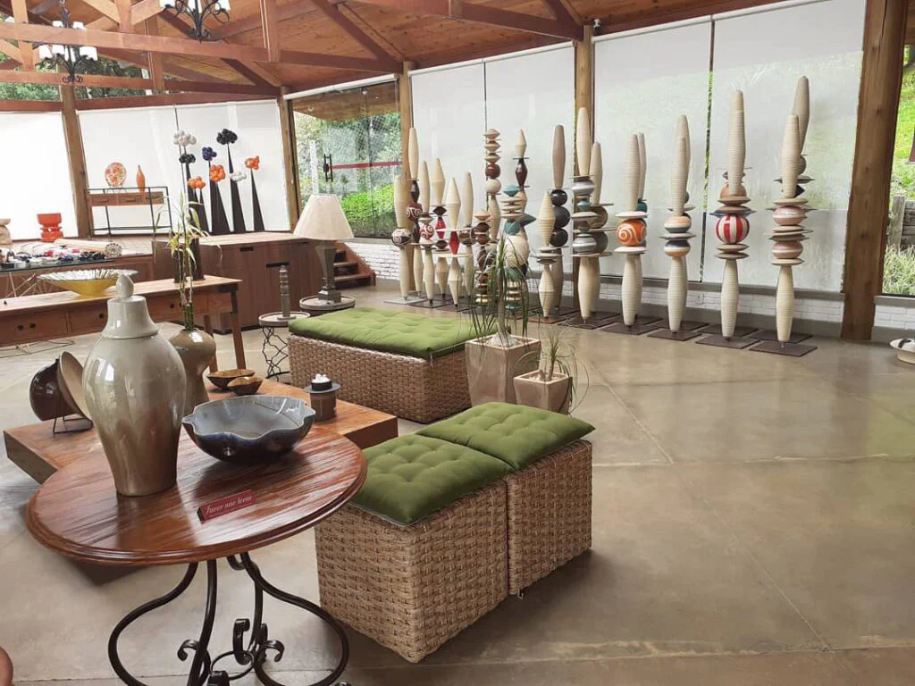 Sala com vários objetos de arte
na Unger’s Pottery House em Monte Verde em Minas Gerais