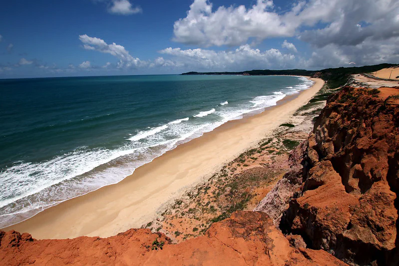 mar azul em frente a falácias no Chapadão Hill em
Pipa e Tibau do Sul no Rio Grande do Norte