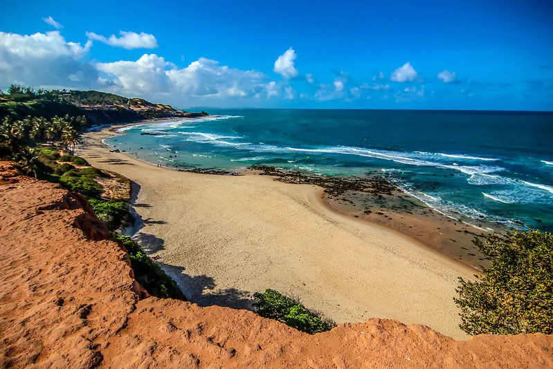 Mar azul em frente a falácias na Praia do Amor em
Pipa e Tibau do Sul no Rio Grande do Norte