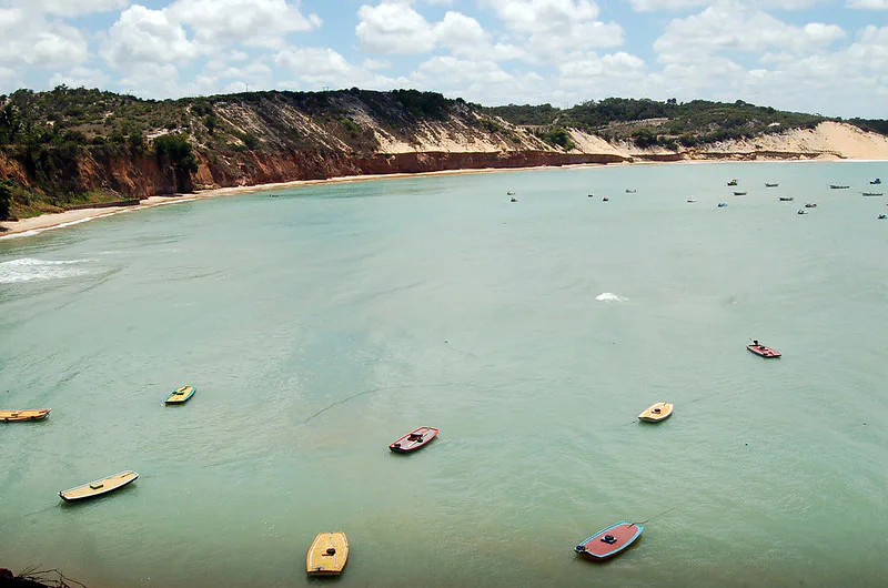Barquinhos no mar azul e falácias em
Pipa e Tibau do Sul no Rio Grande do Norte