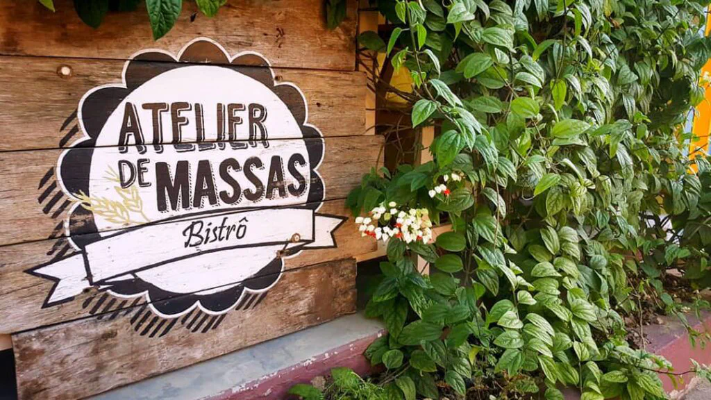 fachada do Atelier das Massas com plantas do lado direito em
Pipa e Tibau do Sul no Rio Grande do Norte