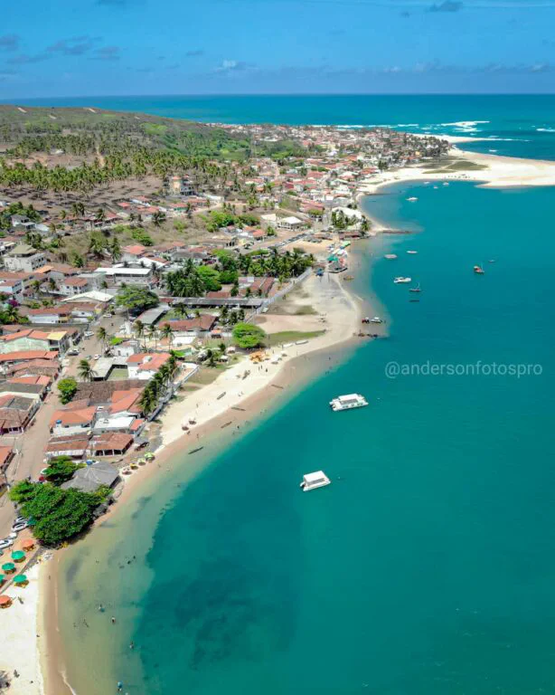 vista de cima do Barra do Cunhaú com casinhas em frente ao mar azul e verde em
Pipa e Tibau do Sul no Rio Grande do Norte