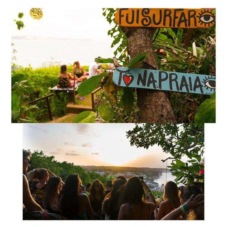 primeira foto com 2 placas presas em uma árvore escrito “vou surfar” e “estou na praia” com um grupo de pessoas atrás. Na segunda foto tem um grupo de pessoas apreciando o pôr do sol no Mirante Sunset Bar em
Pipa e Tibau do Sul no Rio Grande do Norte