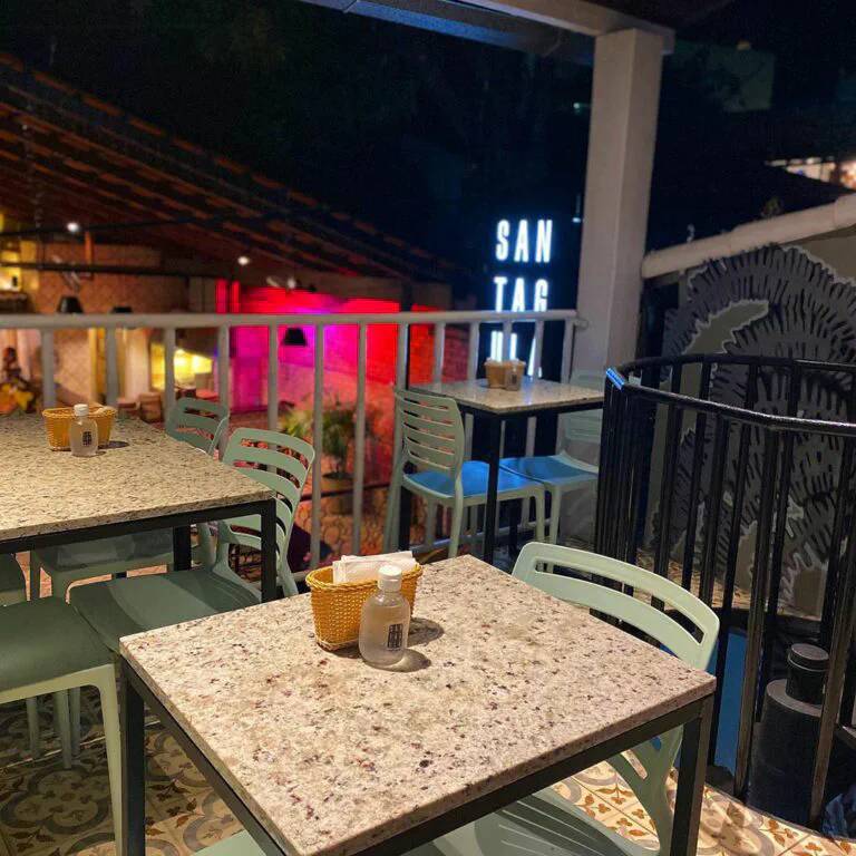 mesinhas com cadeiras na Santa Gula Gastrobar em
Pipa e Tibau do Sul no Rio Grande do Norte