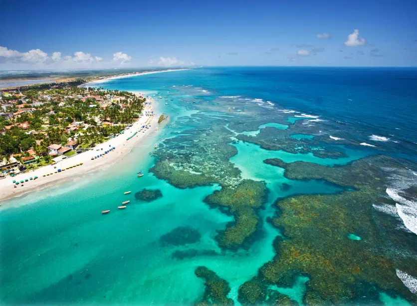 Praia de Porto de Galinhas com piscinas naturais e jangadas