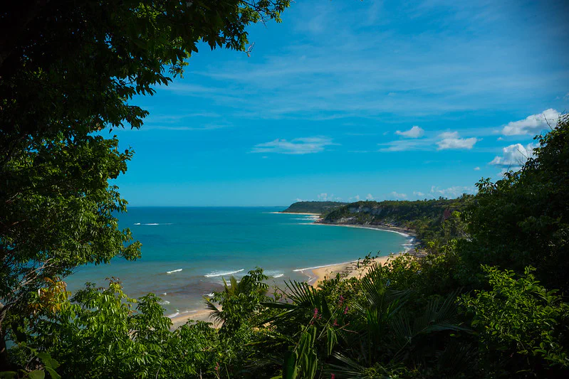 vegetação em frente a um lindo mar azul na Praia do Espelho em Porto Seguro na Bahia